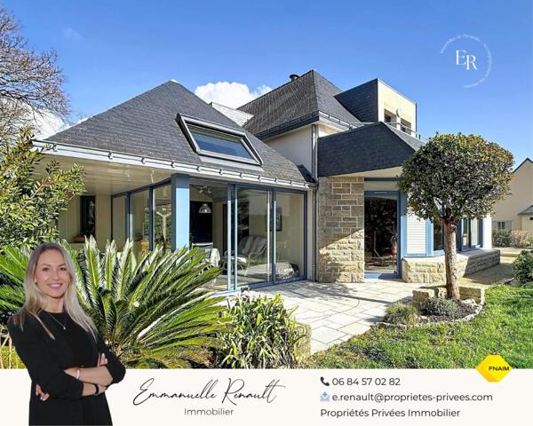 Maison d'architecte de 220 m² avec studio indépendant, sur 725 m² de terrain. Domaine résidentiel recherché en fond d'impasse. SURZUR