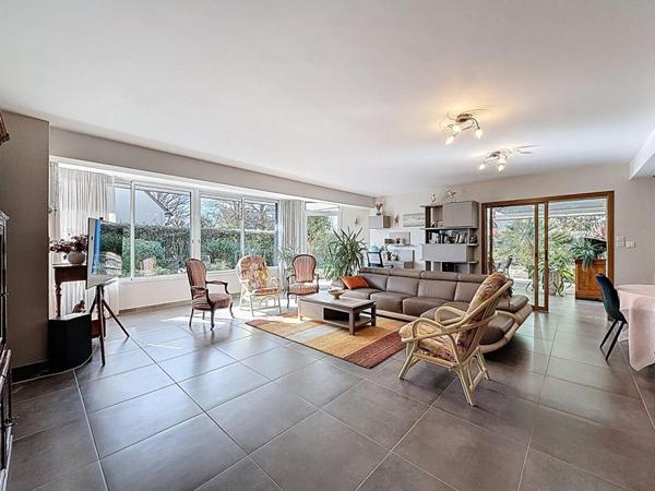 Maison d'architecte de 220 m² avec studio indépendant, sur 725 m² de terrain. Domaine résidentiel recherché en fond d'impasse. SURZUR