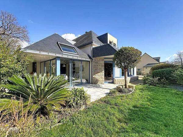 Maison d'architecte de 220 m² avec studio indépendant, sur 725 m² de terrain. Domaine résidentiel recherché en fond d'impasse. SURZUR