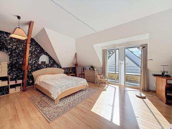 Maison d'architecte de 220 m² avec studio indépendant, sur 725 m² de terrain. Domaine résidentiel recherché en fond d'impasse. SURZUR