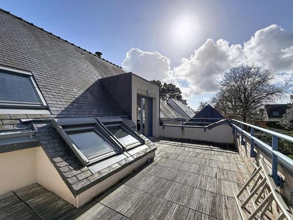 Maison d'architecte de 220 m² avec studio indépendant, sur 725 m² de terrain. Domaine résidentiel recherché en fond d'impasse. SURZUR