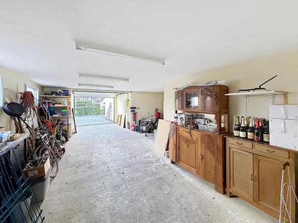 Maison d'architecte de 220 m² avec studio indépendant, sur 725 m² de terrain. Domaine résidentiel recherché en fond d'impasse. SURZUR