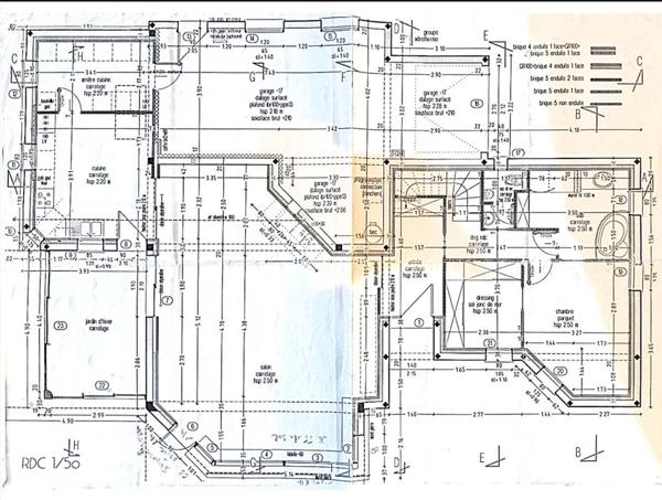 Maison d'architecte de 220 m² avec studio indépendant, sur 725 m² de terrain. Domaine résidentiel recherché en fond d'impasse. SURZUR