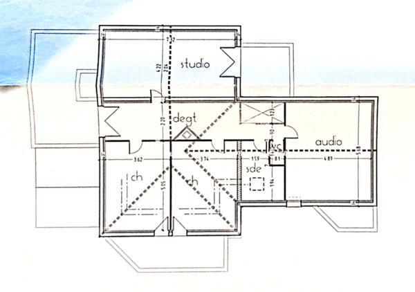 Maison d'architecte de 220 m² avec studio indépendant, sur 725 m² de terrain. Domaine résidentiel recherché en fond d'impasse. SURZUR