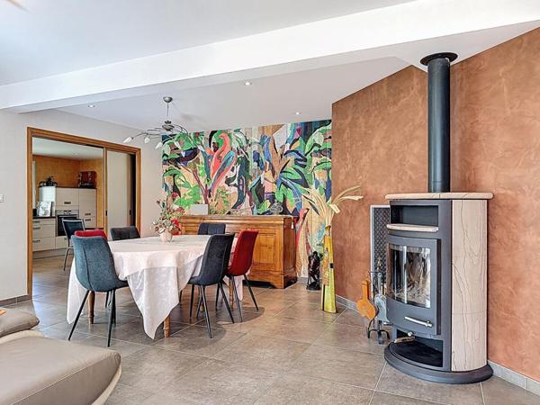 Maison d'architecte de 220 m² avec studio indépendant, sur 725 m² de terrain. Domaine résidentiel recherché en fond d'impasse. SURZUR