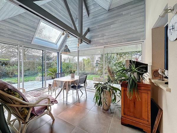 Maison d'architecte de 220 m² avec studio indépendant, sur 725 m² de terrain. Domaine résidentiel recherché en fond d'impasse. SURZUR