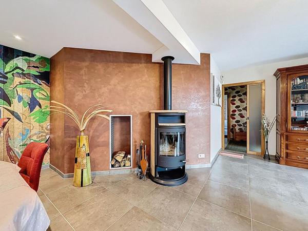 Maison d'architecte de 220 m² avec studio indépendant, sur 725 m² de terrain. Domaine résidentiel recherché en fond d'impasse. SURZUR