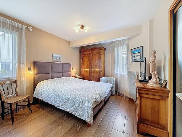 Maison d'architecte de 220 m² avec studio indépendant, sur 725 m² de terrain. Domaine résidentiel recherché en fond d'impasse. SURZUR