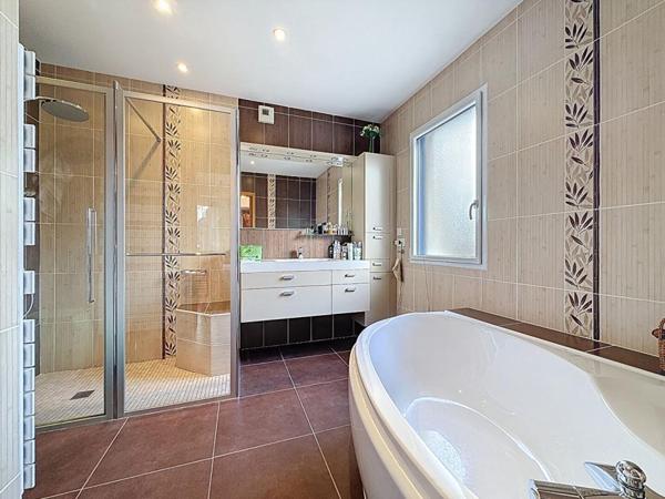 Maison d'architecte de 220 m² avec studio indépendant, sur 725 m² de terrain. Domaine résidentiel recherché en fond d'impasse. SURZUR