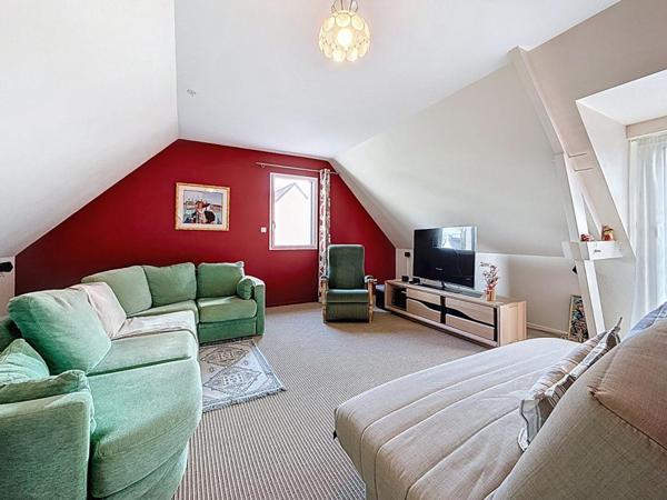 Maison d'architecte de 220 m² avec studio indépendant, sur 725 m² de terrain. Domaine résidentiel recherché en fond d'impasse. SURZUR