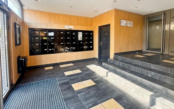 Appartement à vendre    3 pièces • 59,87 m2 Saint-Denis