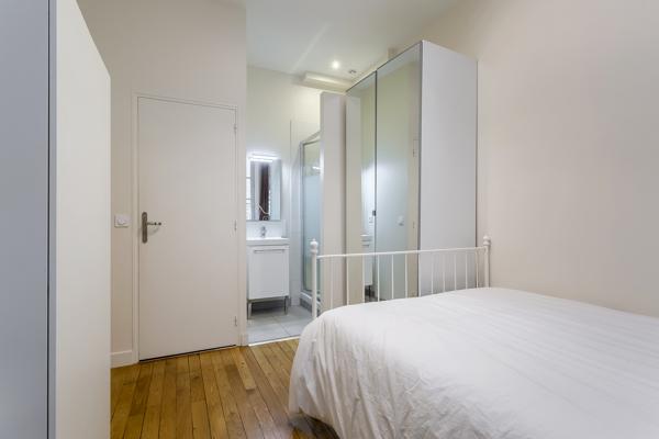 LOCATION A LA CHAMBRE AVEC DOUCHE ET LAVABO PRIVATIVE