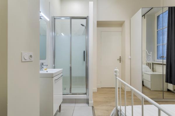 LOCATION A LA CHAMBRE AVEC DOUCHE ET LAVABO PRIVATIVE