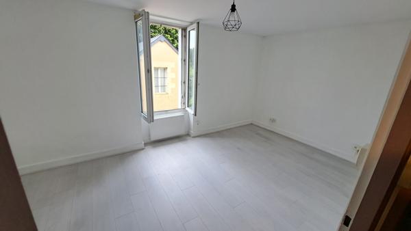 MAISON 3 PIECES LIBRE  CENTRE BOURG