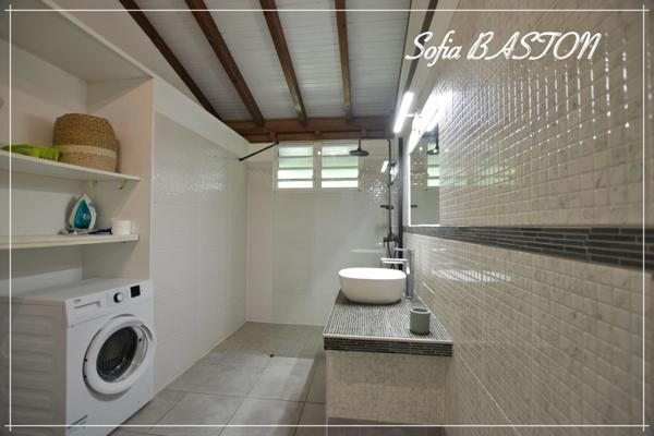 LES TROIS ILETS VILLA P6 bis -165 m² Hab / - Terrain de 986 m² - Piscine - Plain pied - A Vendre Martinique (972),