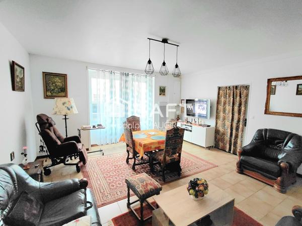 IMMEUBLE restauré à deux pas du port et du marché