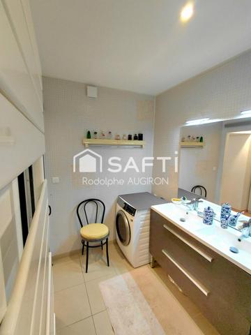 IMMEUBLE restauré à deux pas du port et du marché