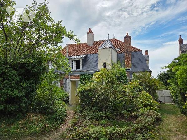 Belle situation, face à la Loire et proches commerces, pour cette maison de maître avec terrain