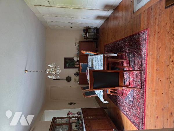 Belle situation, face à la Loire et proches commerces, pour cette maison de maître avec terrain