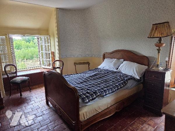 Belle situation, face à la Loire et proches commerces, pour cette maison de maître avec terrain