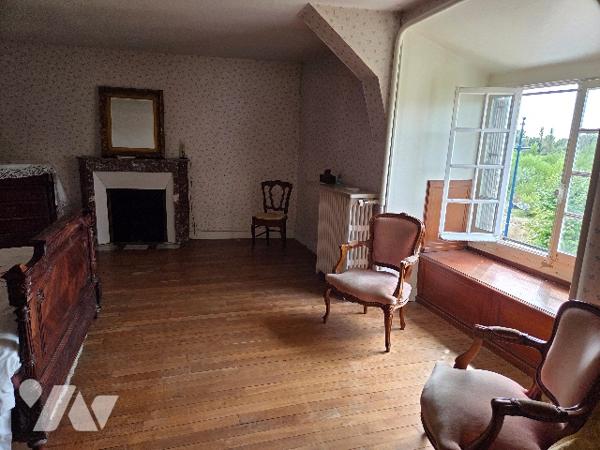 Belle situation, face à la Loire et proches commerces, pour cette maison de maître avec terrain