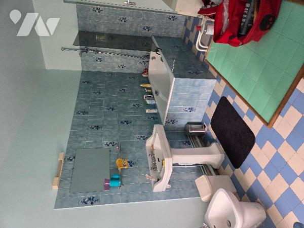 Belle situation, face à la Loire et proches commerces, pour cette maison de maître avec terrain