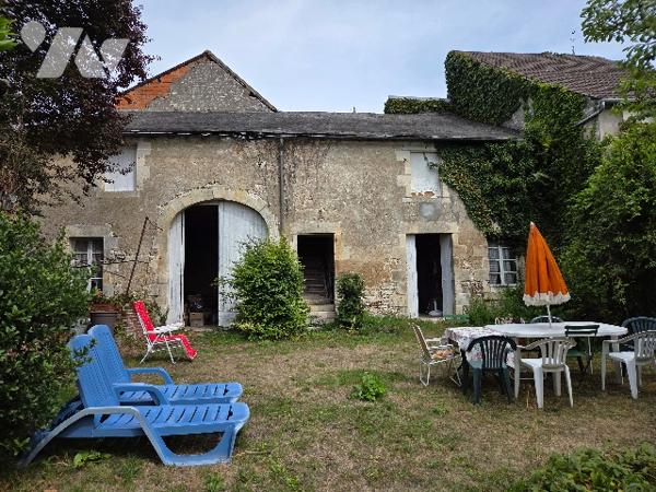 Belle situation, face à la Loire et proches commerces, pour cette maison de maître avec terrain