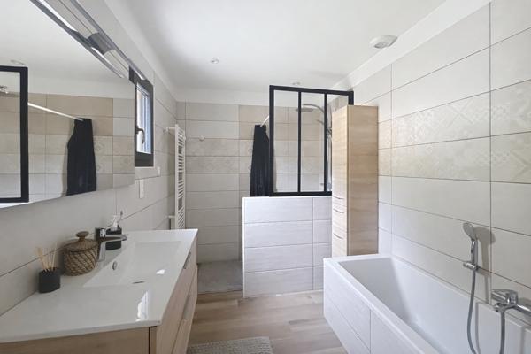 Sud Ardèche / Les Vans : Maison contemporaine 160 m2, Piscine et Pool house, jardin