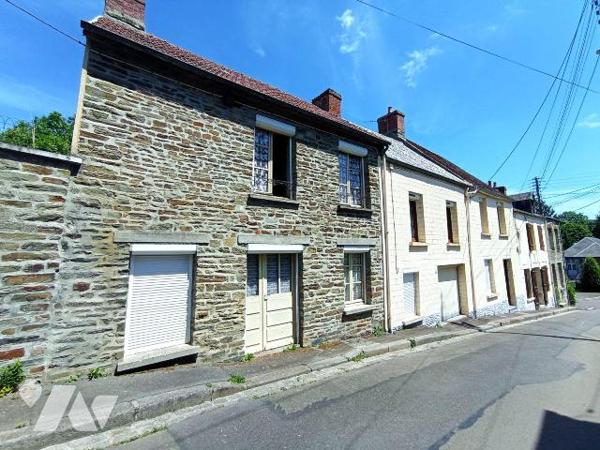 A Condé sur Noireau , centre-ville une maison ancienne à rénover de 5 pièces principales et d'e...