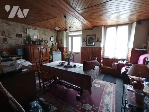 A Condé sur Noireau , centre-ville une maison ancienne à rénover de 5 pièces principales et d'e...