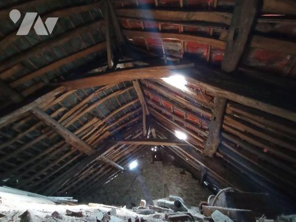 A Condé sur Noireau , centre-ville une maison ancienne à rénover de 5 pièces principales et d'e...