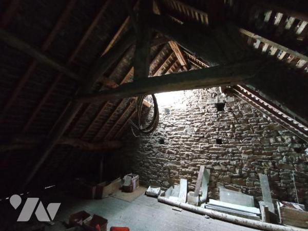 A Condé sur Noireau , centre-ville une maison ancienne à rénover de 5 pièces principales et d'e...