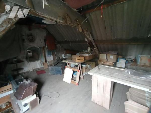 A Condé sur Noireau , centre-ville une maison ancienne à rénover de 5 pièces principales et d'e...