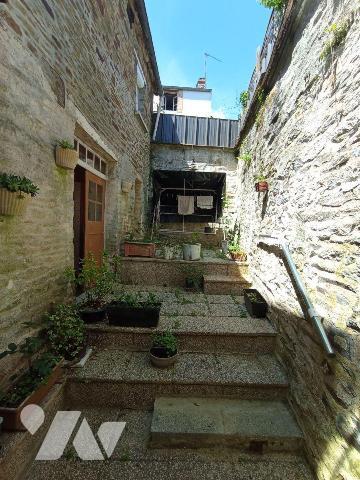 A Condé sur Noireau , centre-ville une maison ancienne à rénover de 5 pièces principales et d'e...