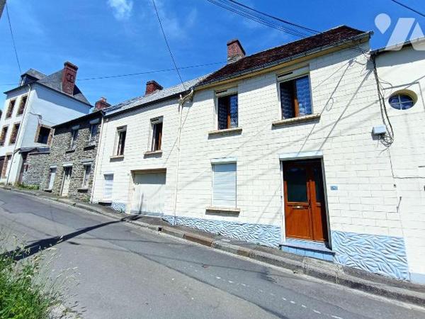 A Condé sur Noireau , centre-ville une maison ancienne à rénover de 5 pièces principales et d'e...