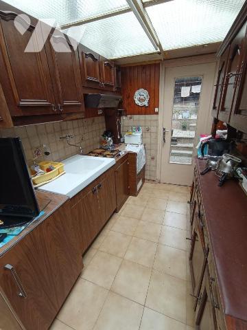 A Condé sur Noireau , centre-ville une maison ancienne à rénover de 5 pièces principales et d'e...