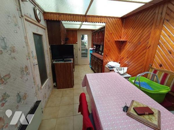 A Condé sur Noireau , centre-ville une maison ancienne à rénover de 5 pièces principales et d'e...
