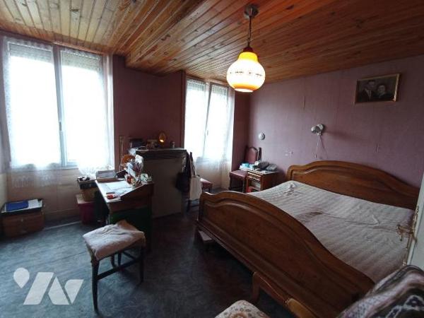 A Condé sur Noireau , centre-ville une maison ancienne à rénover de 5 pièces principales et d'e...