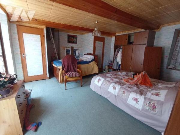 A Condé sur Noireau , centre-ville une maison ancienne à rénover de 5 pièces principales et d'e...