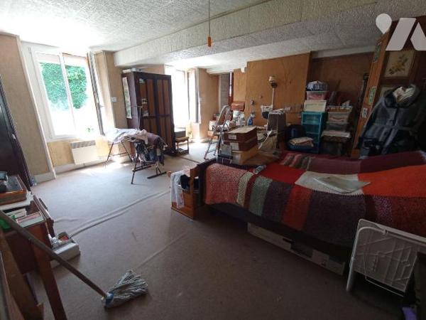 A Condé sur Noireau , centre-ville une maison ancienne à rénover de 5 pièces principales et d'e...