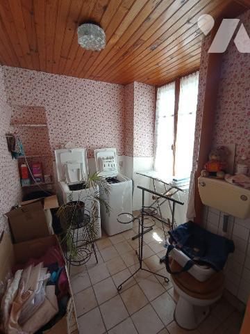 A Condé sur Noireau , centre-ville une maison ancienne à rénover de 5 pièces principales et d'e...