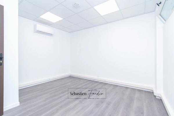 Dpt Bouches du Rhône (13), à louer GEMENOS Bureau 13 m² - Climatisation réversible - Electricité et fibre (inclus dans les charges) - Stationnement facile - Rénové