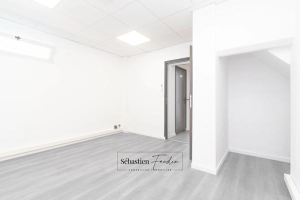 Dpt Bouches du Rhône (13), à louer GEMENOS Bureau 13 m² - Climatisation réversible - Electricité et fibre (inclus dans les charges) - Stationnement facile - Rénové