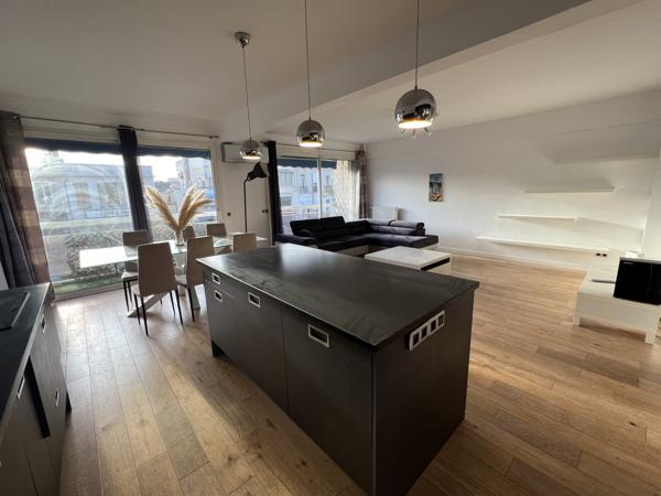 Marseille (13007) LOCATION APPARTEMENT MEUBLÉ 81 M2 TYPE 3 TRAVERSANT BALCON PARKING CORNICHE KENNEDY 13007 MARSEILLE