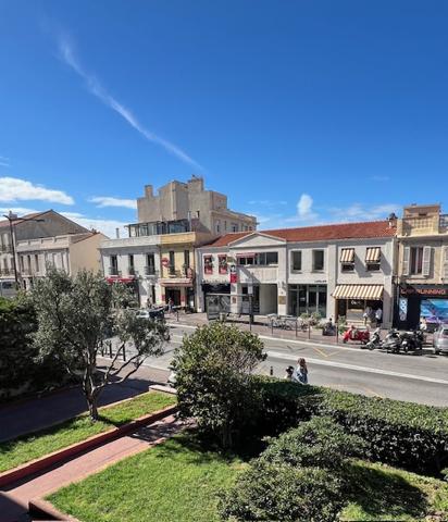 Marseille (13007) LOCATION APPARTEMENT MEUBLÉ 81 M2 TYPE 3 TRAVERSANT BALCON PARKING CORNICHE KENNEDY 13007 MARSEILLE