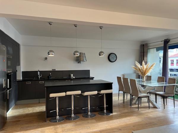 Marseille (13007) LOCATION APPARTEMENT MEUBLÉ 81 M2 TYPE 3 TRAVERSANT BALCON PARKING CORNICHE KENNEDY 13007 MARSEILLE