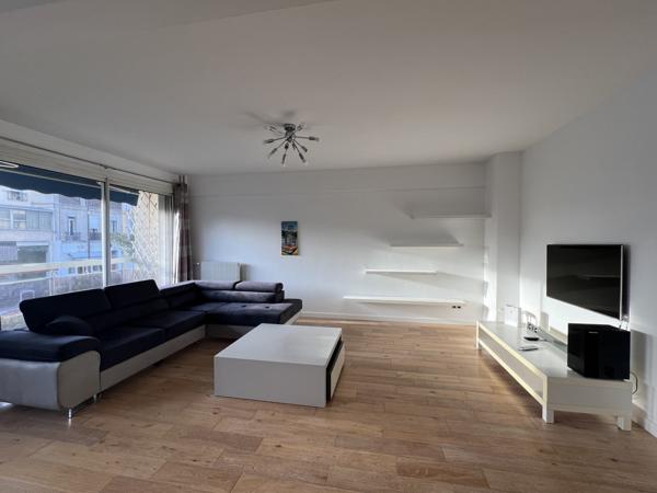 Marseille (13007) LOCATION APPARTEMENT MEUBLÉ 81 M2 TYPE 3 TRAVERSANT BALCON PARKING CORNICHE KENNEDY 13007 MARSEILLE