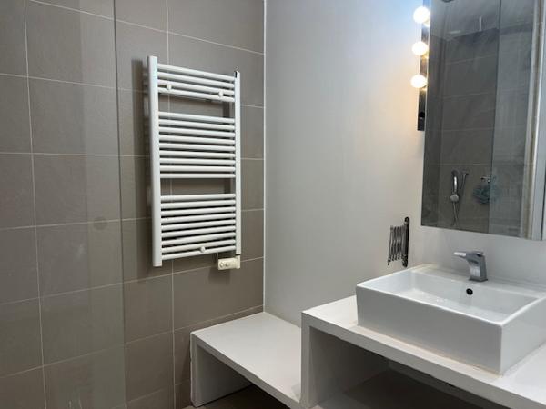 Marseille (13007) LOCATION APPARTEMENT MEUBLÉ 81 M2 TYPE 3 TRAVERSANT BALCON PARKING CORNICHE KENNEDY 13007 MARSEILLE