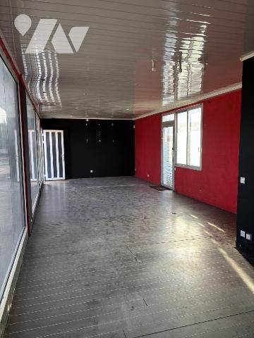 Ensemble immobilier à usage commercial