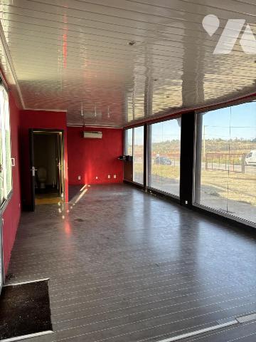 Ensemble immobilier à usage commercial
